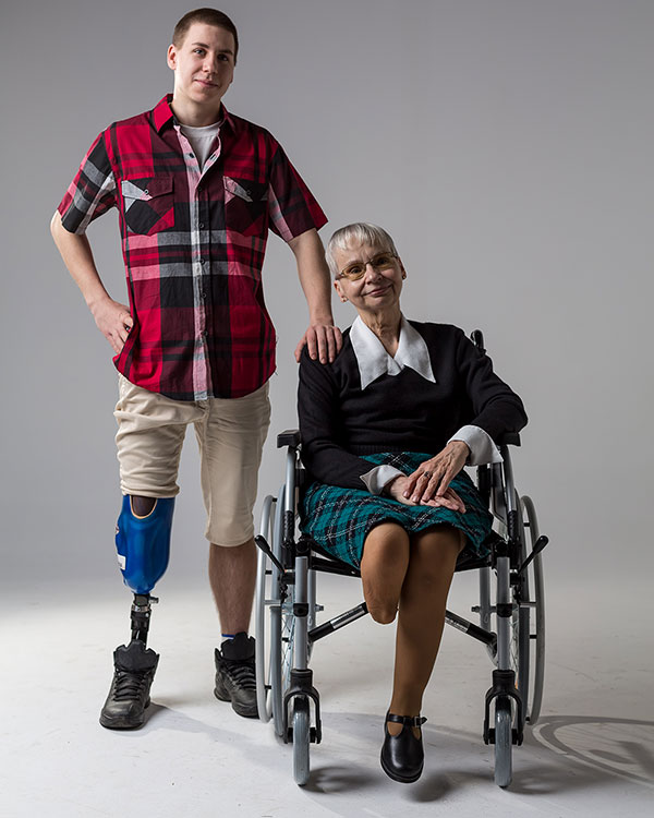 mężczyzna, kobieta, wózek inwalidzki, osoba niepełnosprawna, kobieta bez nogi, proteza nogi, Proteza kosmetyczna palców, Protetica, Łódź, Zagajnikowa 35, poradnia protetyczna